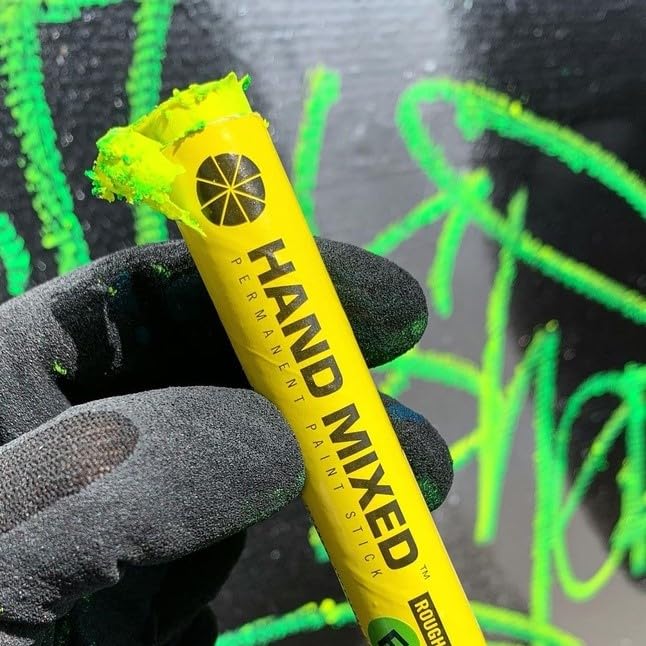 Marqueur solide Hand Mixed utilisé sur un mur