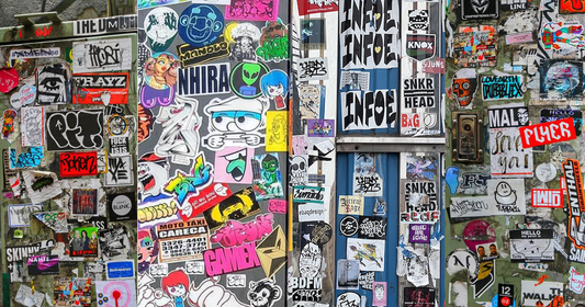 Mur recouvert de stickers graffiti personnalisés