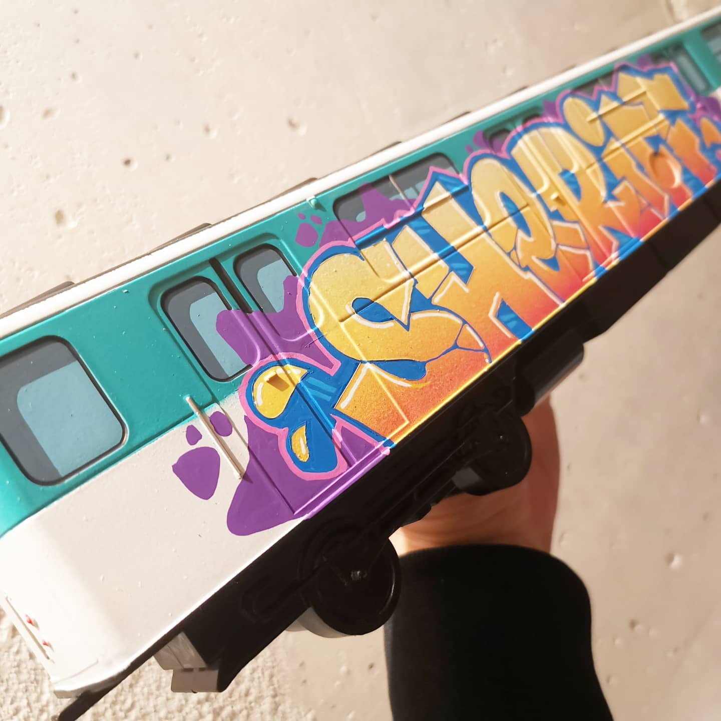 Wagon de métro miniature customisé par Sheriff
